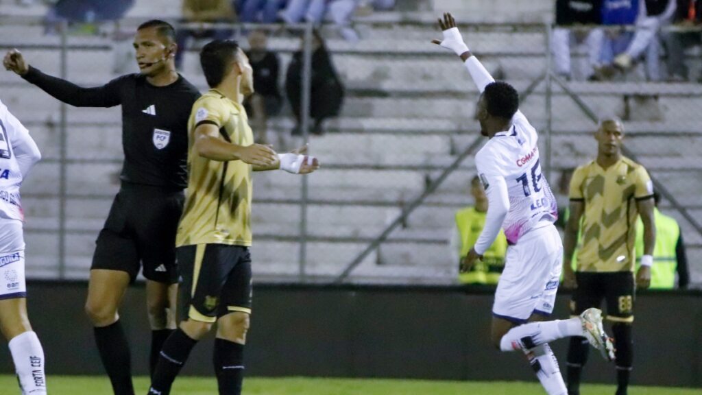 Fortaleza celebrando el triunfo ante Águilas Doradas / Vizzor