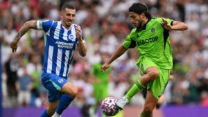 El Fulham de Raúl Jiménez rescata un empate al último minuto en su debut de Premier League