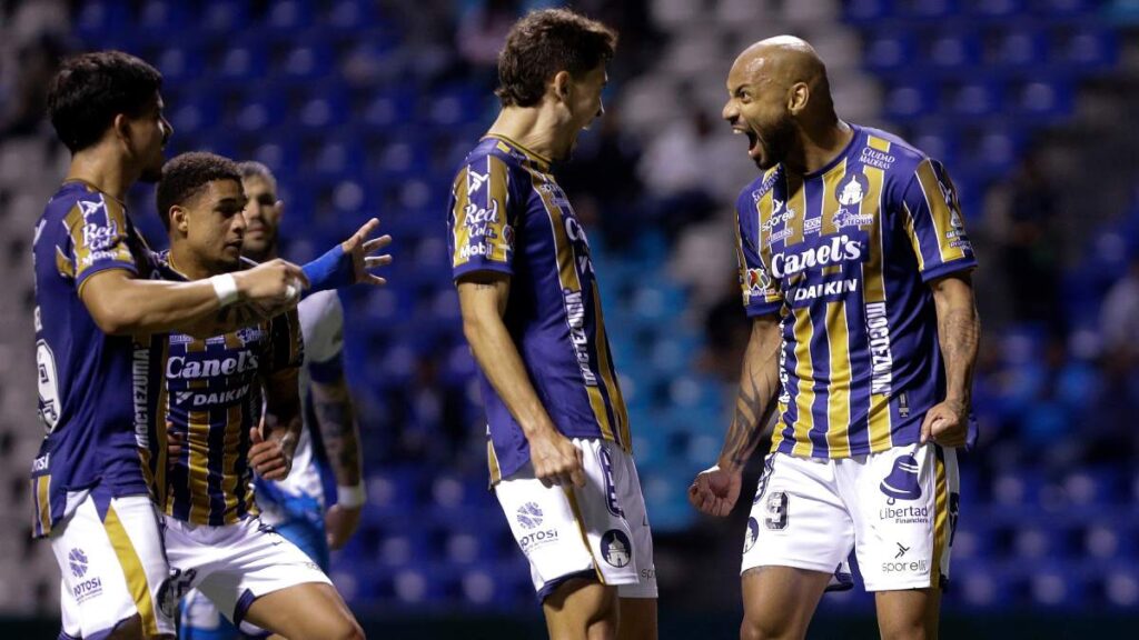 Jugadores del Atlético San Luis festejan el primer gol
