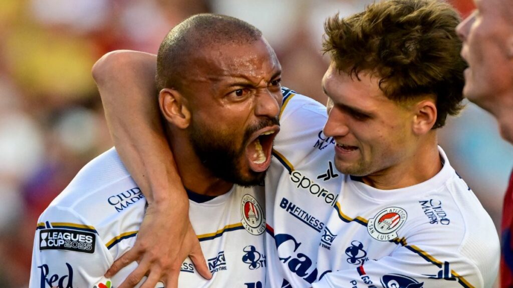 Jugadores de San Luis en festejo de gol