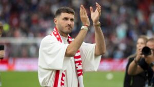 Santiago Giménez recibe emotivo homenaje en Feyenoord: “Nunca nos vamos a olvidar”