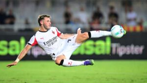 Santi Gimenez deja atrás su posible salida del Milan y se concentra en ganarse la titularidad