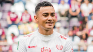 Era un emblema de un equipo de Costa Rica y ahora maneja Uber para cubrir sus gastos