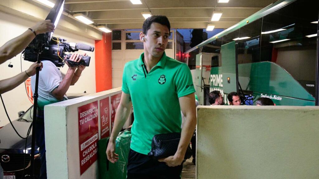 Govea durante un partido de Santos