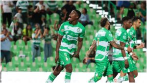 Corinthians enfrentaría una prohibición de fichajes por deuda millonaria a Santos, en el pase de Félix Torres