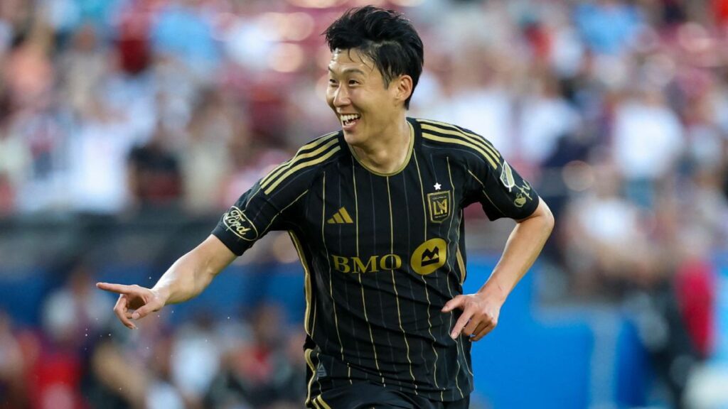 Son durante el partido ante Dallas en festejo de su gol