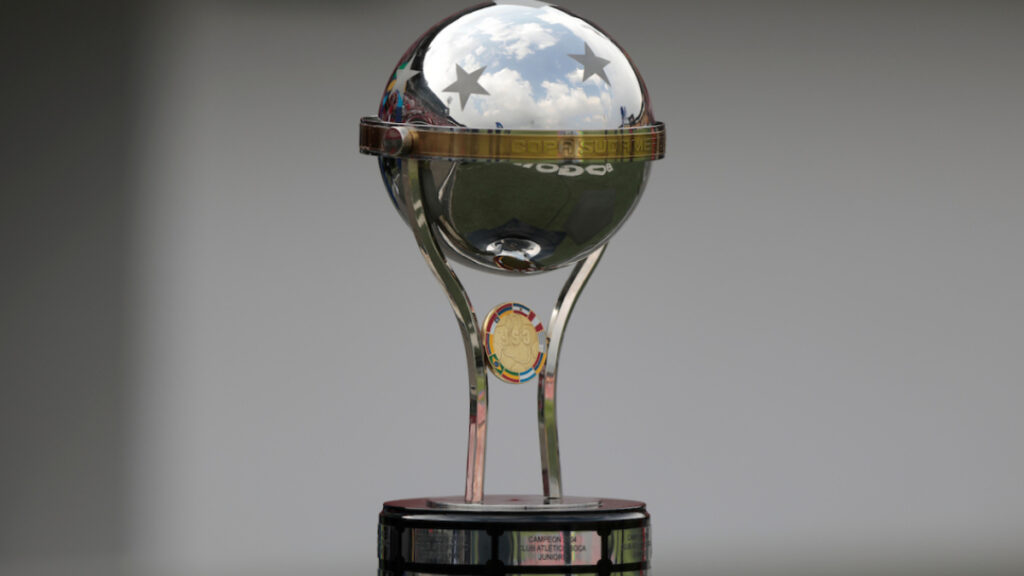 Trofeo de la Copa Sudamericana. - Vizzor Image.