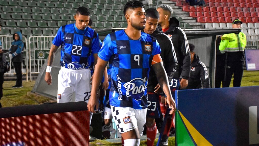 Jairo Molina del Boyacá Chicó en los actos de protocolo vs La Equidad / Vizzor