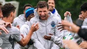 Thomas Müller vive su primer entrenamiento con Vancouver y advierte: “Vamos por los títulos”