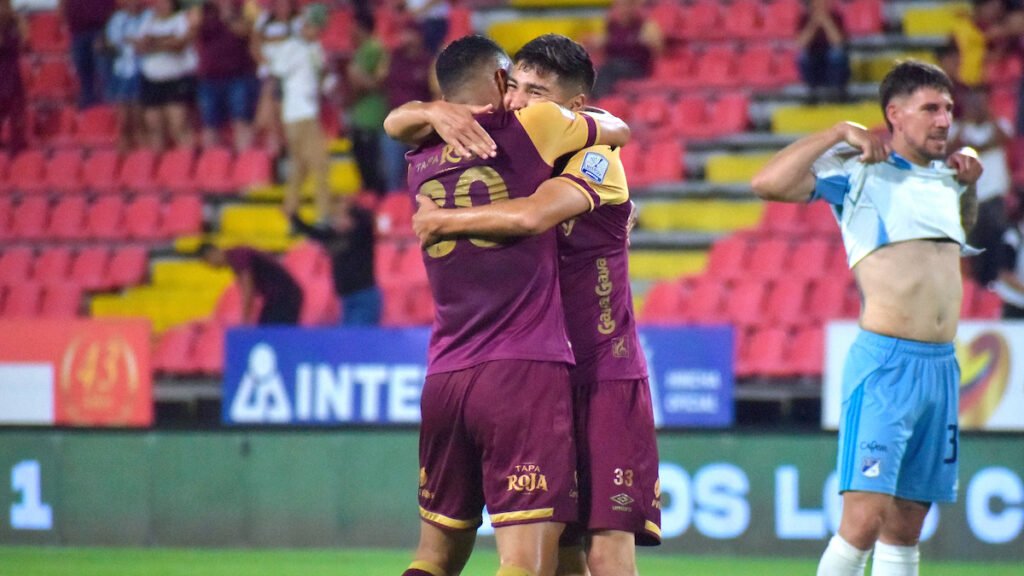 Jugadores de Deportes Tolima celebran un gol. - Vizzor Image.