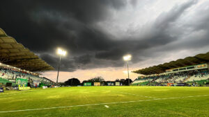 Una tormenta da más emoción que el fútbol entre Alianza y Once Caldas