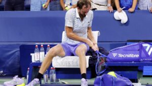 Medvedev explota tras incidente con fotógrafo y rompe su raqueta luego de eliminación del US Open