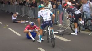 ¡Fuerte caída en la Vuelta a Alemania! Danny van Poppel sufre un accidente a metros de la meta