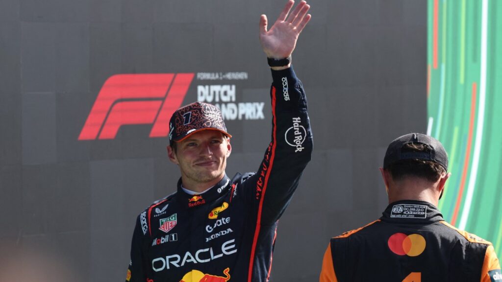 Max Verstappen saludando al público en Países Bajos