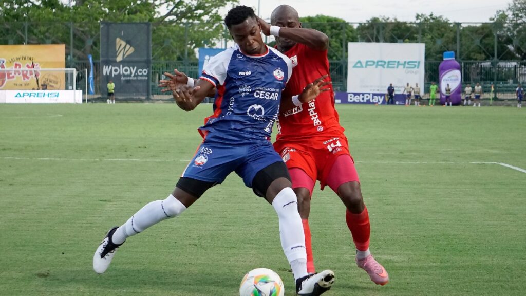 Alianza FC y América de Cali disputando un balón en Valledupar / Vizzor