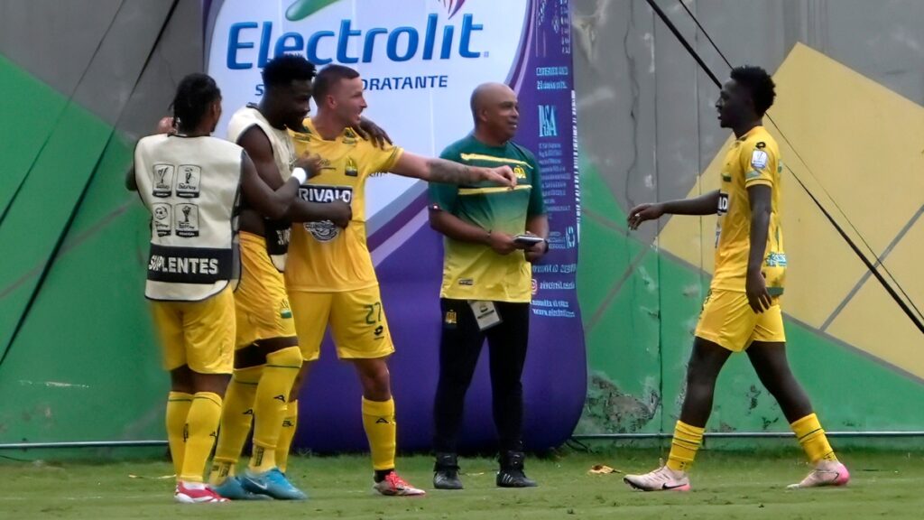 Luciano Pons celebrando el segundo gol del Atlético Bucaramanga / Vizzor