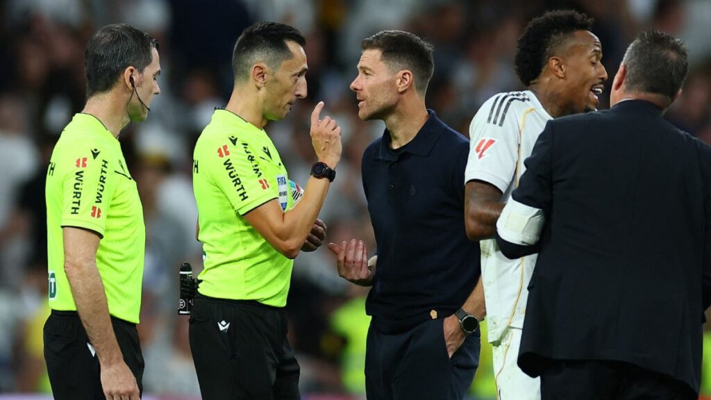 Alonso durante diálogo con los árbitros durante el partido