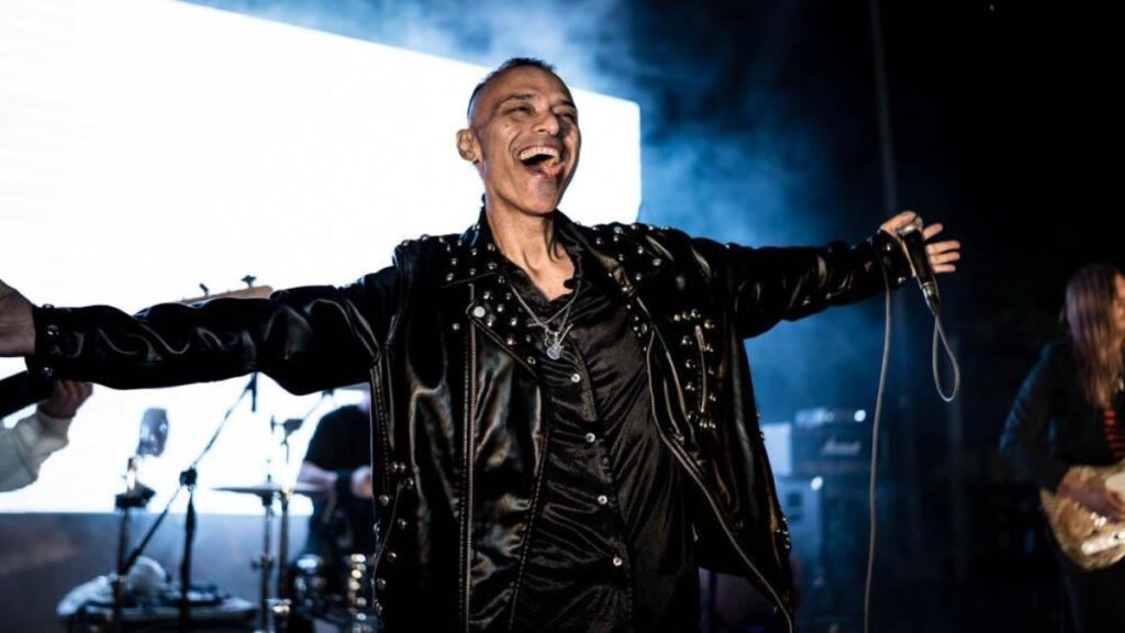 Drago se lanzó como solista cuando se separó de CODA