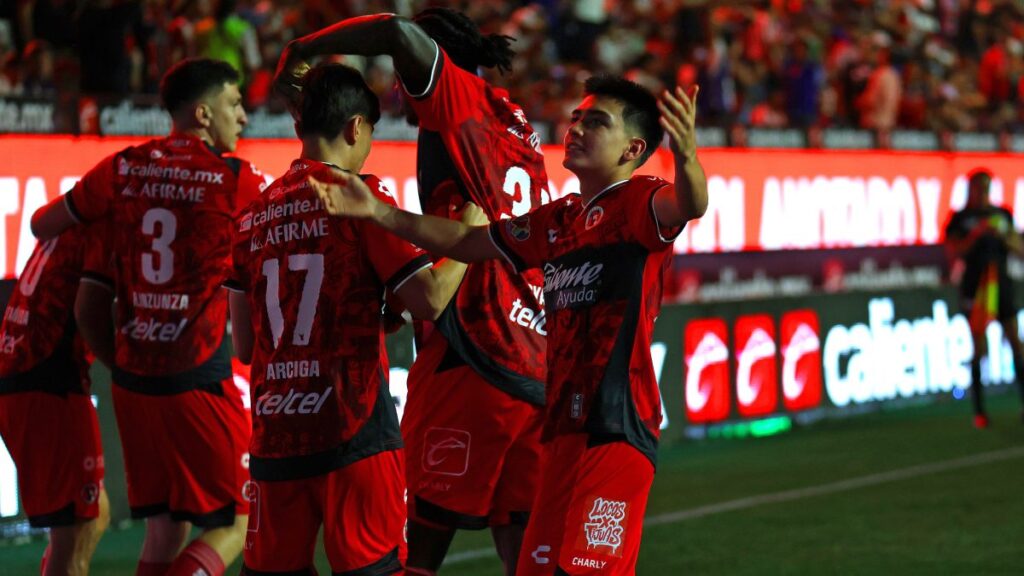 Gil Mora en festejo de gol