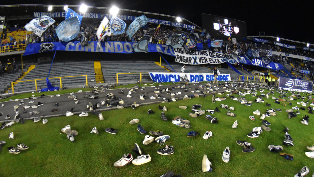 Zapatos lanzados por aficionados de Millonarios al Campín. | VizzorImage