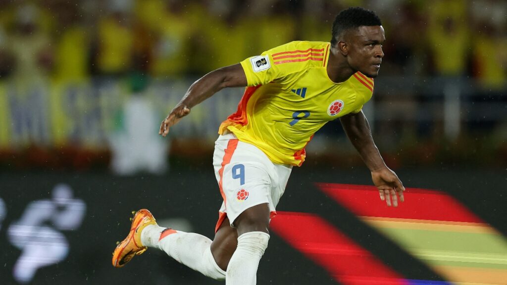 Jhon Córdoba celebrando su gol con Colombia ante Bolivia / REUTERS/Luisa Gonzalez