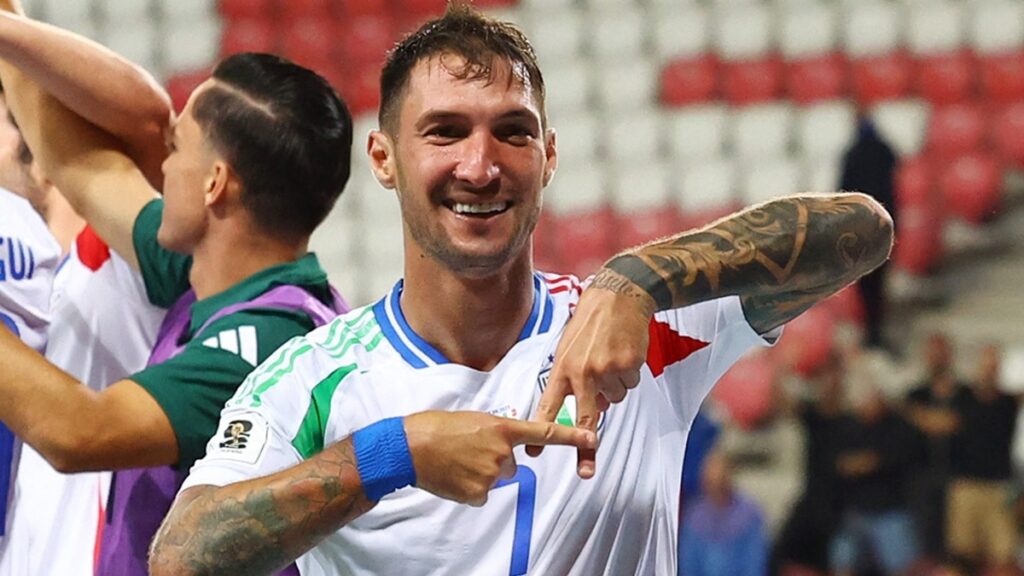 Matteo Politano celebrando el gol de Italia vs Israel / REUTERS/Bernadett Szabo