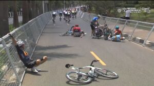 Accidente múltiple en el Mundial de Ciclismo deja varios abandonos en la ruta élite varonil