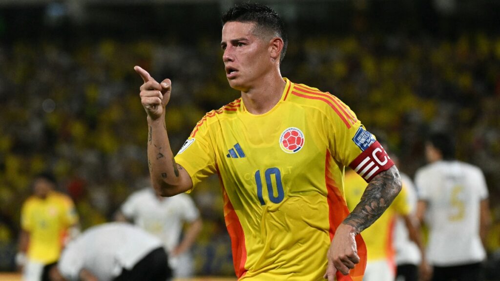James Rodríguez jugando con la Selección Colombia en las Eliminatorias Conmebol / Foto por LUIS ACOSTA / AFP