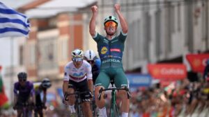 Mads Pedersen no le falla al favoritismo y gana la etapa 15 en Monforte de Lemos