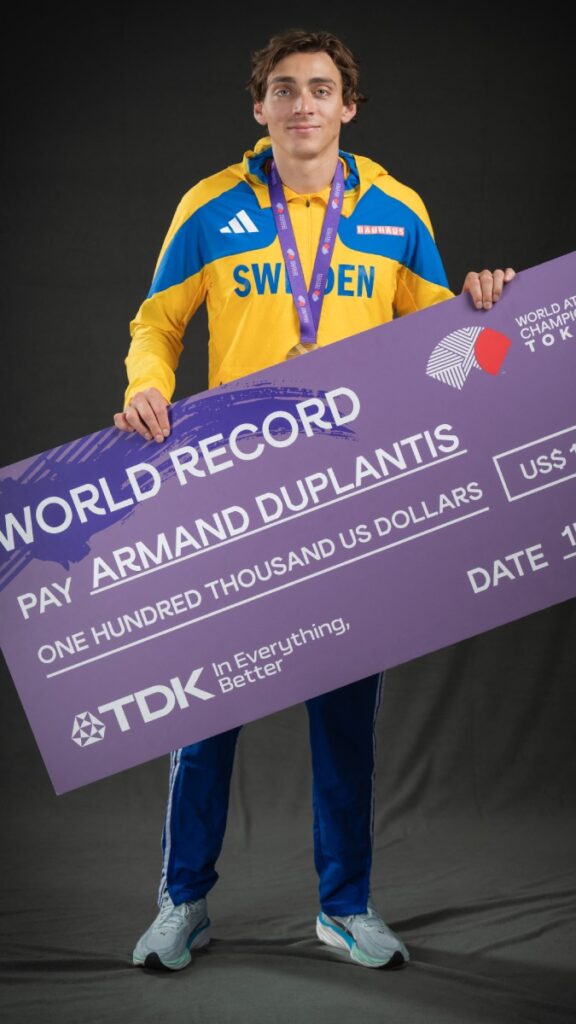 Armand Duplantis vuelve a romper el récord mundial | Andrej ISAKOVIC / AFP