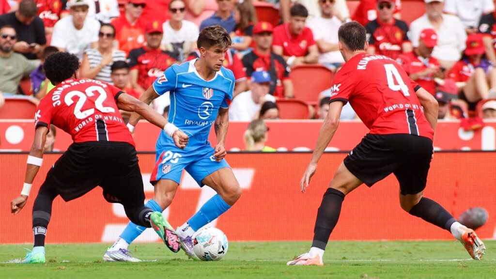 Johan Mojica jugando con Mallorca vs Atlético de Madrid / Foto por JAIME REINA / AFP