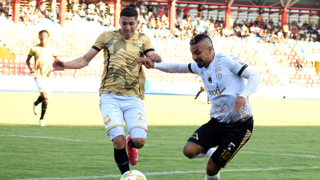 Johan Caballero y Bryan Urueña disputan la pelota. - Vizzor Image.