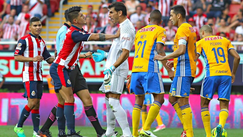 Alan Pulido y Nahuel Guzmán