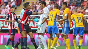 Alan Pulido y Nahuel Guzmán se vuelven a encontrar tras su pelea en la final del Clausura 2017