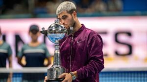 Alcaraz se corona en Tokio pero el cansancio lo obliga a perderse Shanghái