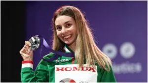 Alegna González recibe bienvenida con música de mariachi al regresar de Tokyo 2025