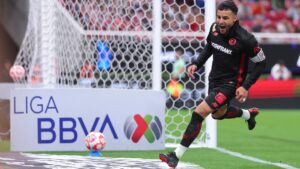 Alexis Vega se pasea por Guadalajara en la goleada de Toluca a Chivas