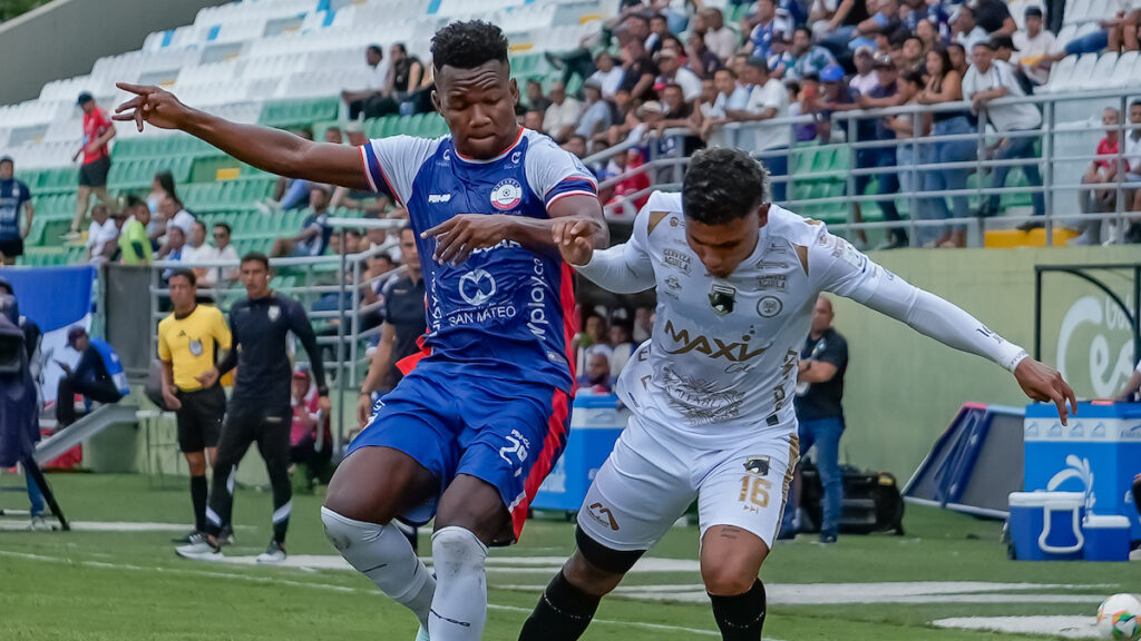 Edwin Torres y Jhojan Escobar disputan la pelota. - Vizzor Image.