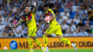 América sobrevive en Monterrey con dos goles sobre el final en el debut de Martial