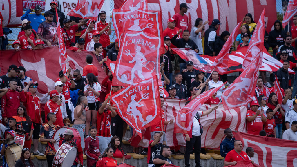 Aficionados de América de Cali. - Vizzor Image.