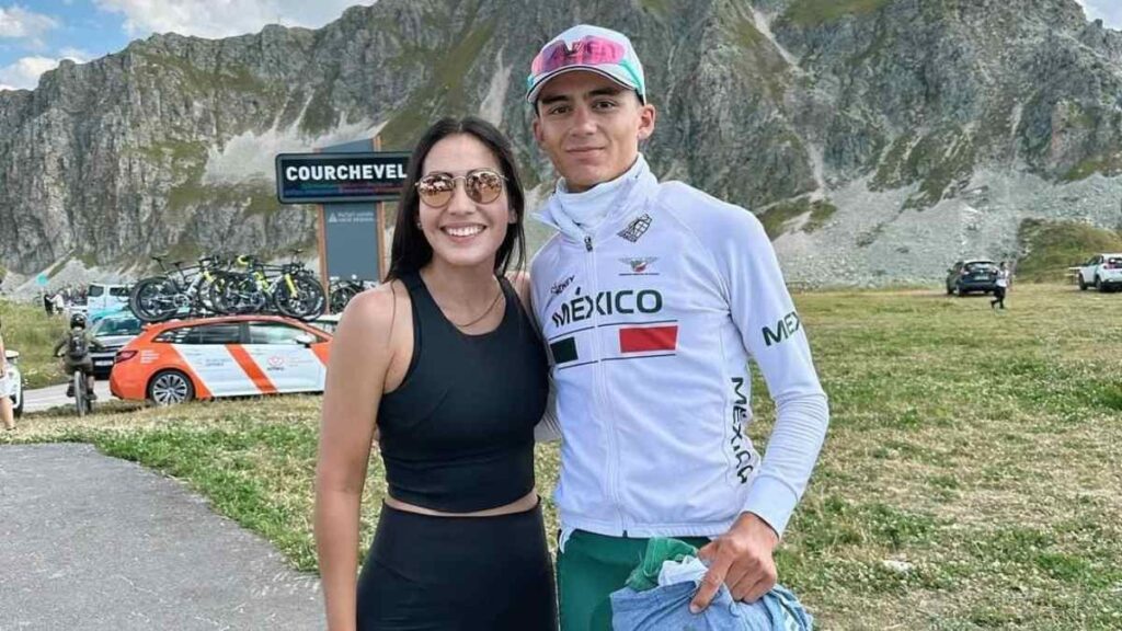 Andrea Flores junto a Isaac del Toro