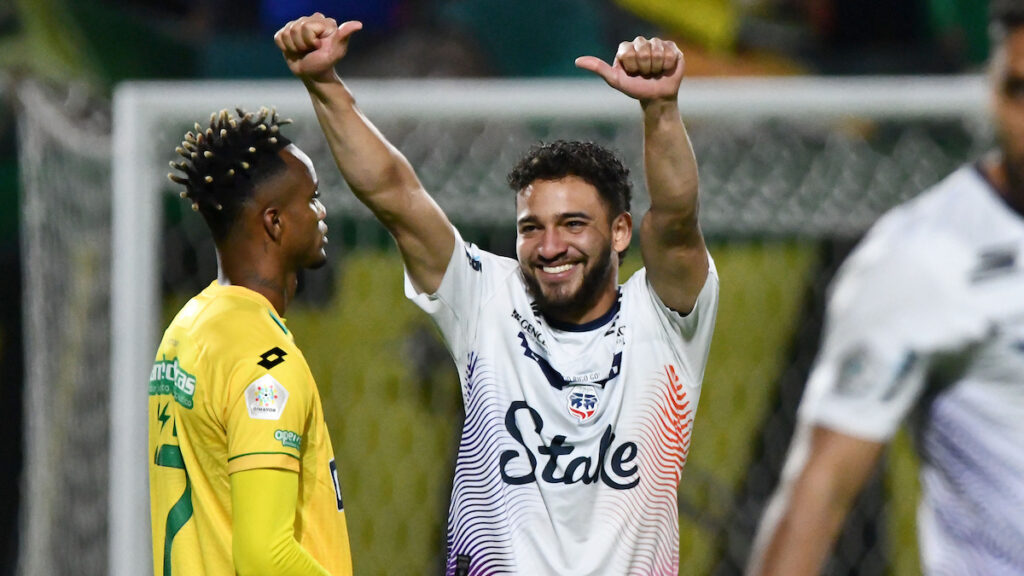 Andrés Arroyo celebra un gol. - Vizzor Image.