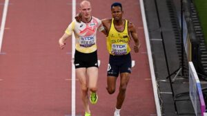 ¡Cruzan la meta juntos! El gesto de compañerismo en el Mundial de Atletismo Tokyo 2025