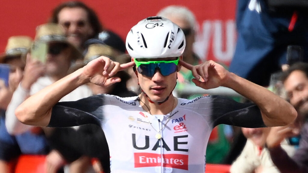 Juan Ayuso celebra en la Vuelta a España 2025. - Josep Lago, AFP.