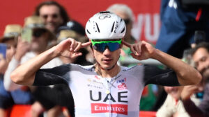 Juan Ayuso hace una etapa perfecta y celebra en Los Corrales de Buelna