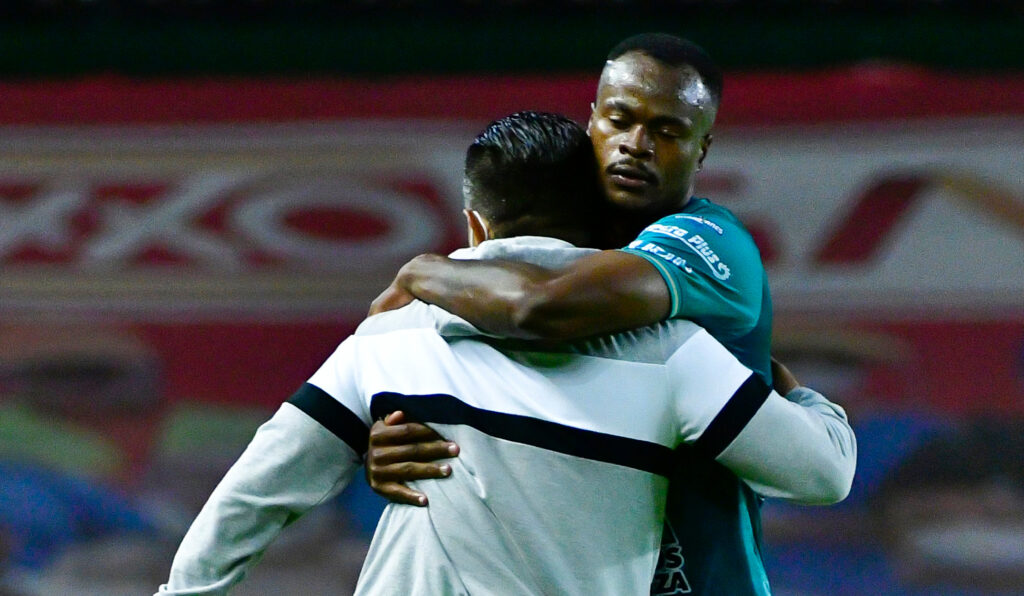 Ignacio Ambriz y Stiven Barreiro, en un partido. - Imago7.