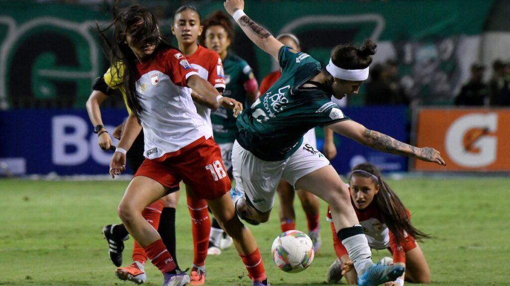 Duelo entre 'azucareras' y 'leonas' | VizzorImage. 