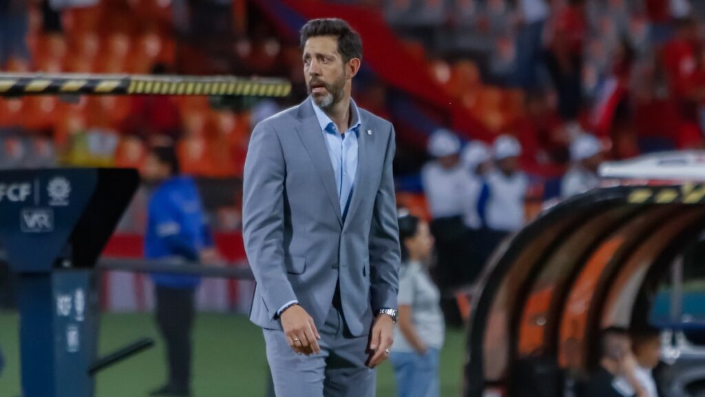 Jorge Bava dirigiendo Santa Fe | VizzorImage.