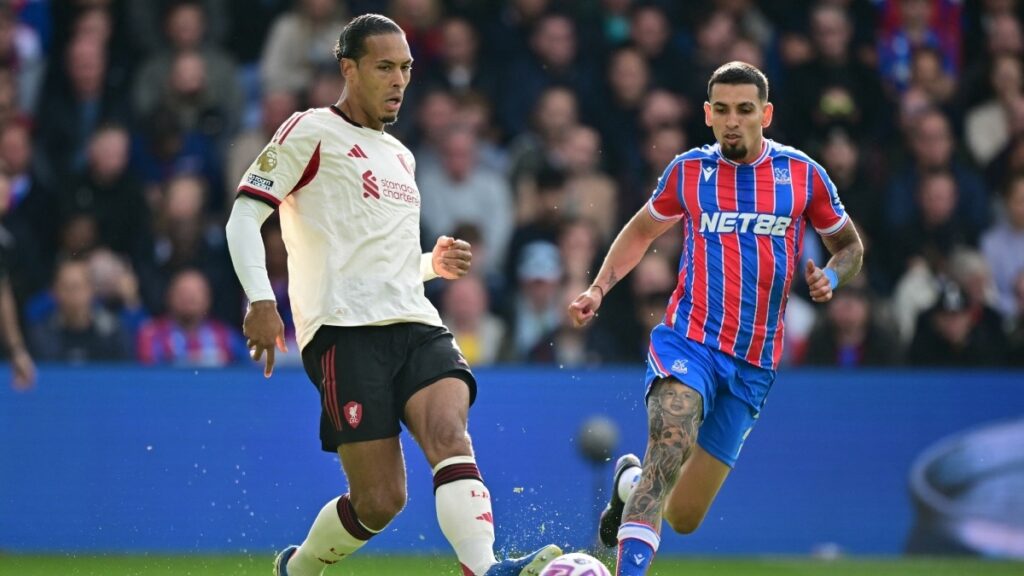 Daniel Muñoz jugando ante Liverpool | Ben STANSALL / AFP.