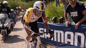 Egan Bernal y Santiago Buitrago se lavan la cara: animadores en el esprint y cerca de la victoria de etapa